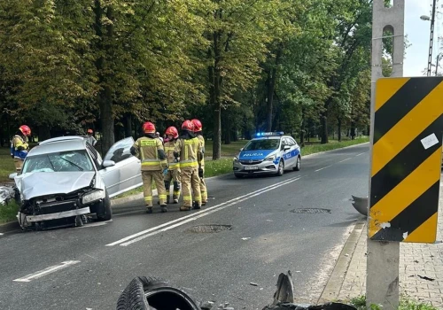 Kierowca rozbił się w Radomiu na słupie oświetleniowym. Był pijany