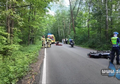 Poważny wypadek na ulicy Jesiennej. 52-letni motocyklista ciężko ranny