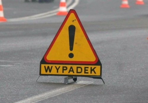 Utrudnienia na DK 16 po zderzeniu trzech pojazdów, trzy osoby w szpitalu