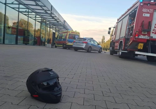 Tragedia na parkingu galerii pod Kościanem. Motocyklista zginął na miejscu