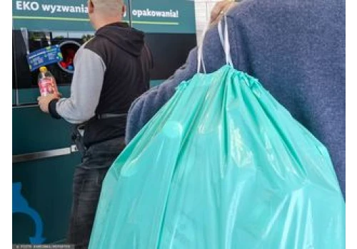 Tak Polacy omijają butelkomaty. Sprzedaż wystrzeliła o 270 proc.
