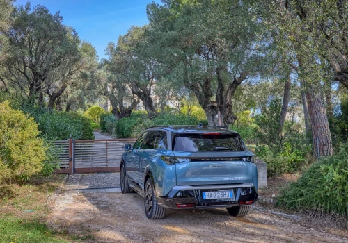 Nowy Peugeot 5008 Long Range jedzie do Cagnes-sur-Mer. Ogrody i muzeum Renoira