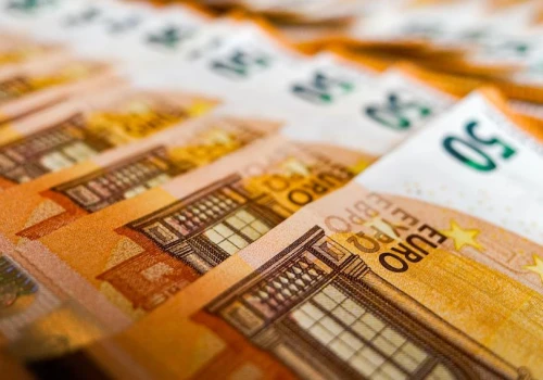 Raiffeisen Digital Bank sfinansuje wakacyjne wydatki. Ruszyła promocja, w której można zgarnąć dodatkowe euro