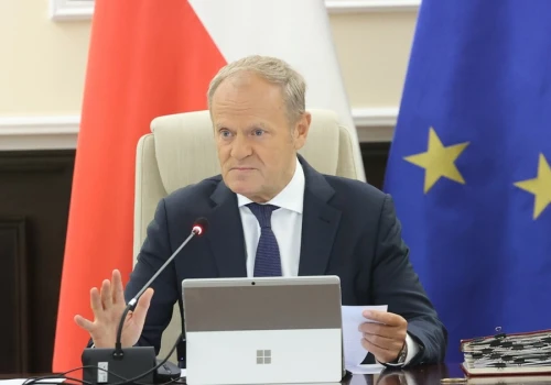 Rząd wprowadzi limit zarobków lekarzy. Donald Tusk podaje kwoty. 