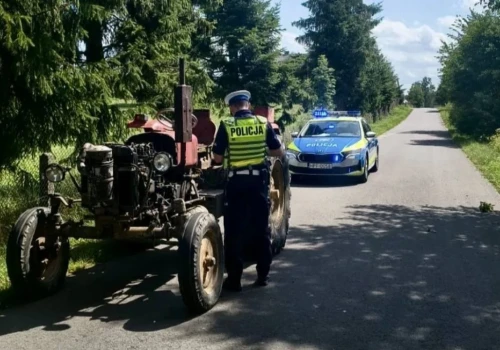 Ten plan nie miał szans powodzenia. Uciekał traktorem przed policyjnym radiowozem
