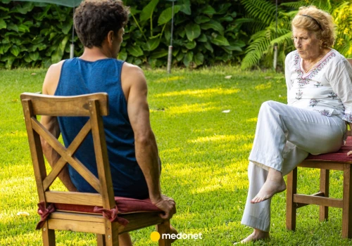 Dobre ćwiczenia na biodra dla osób 60+. Nie musisz wstawać z krzesła