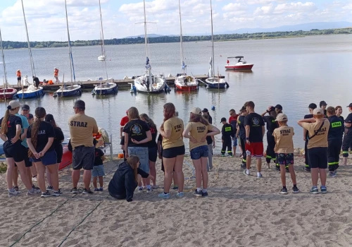 Młodzi adepci pożarnictwa szkolili się nad wodą
