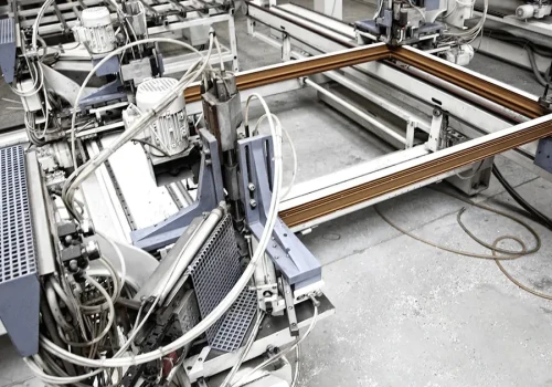 OKNOPLAST i stolarka okienna, technologia oraz skala w odpowiedzialnym rozwoju stolarki okiennej