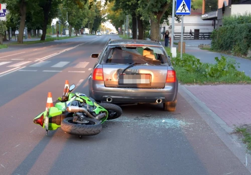 Motocyklistka uderzyła w Audi przed przejściem dla pieszych w Zamościu