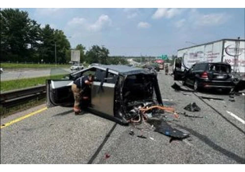 Cybertruck rozpadł się na pół. Dramatyczny karambol w USA
