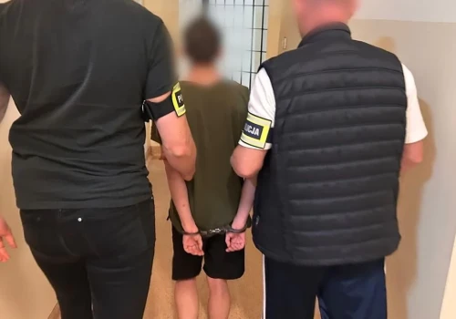 Zapach zdemaskował ich w kilka chwil. Policja ujawniła, co chowali w plecaku