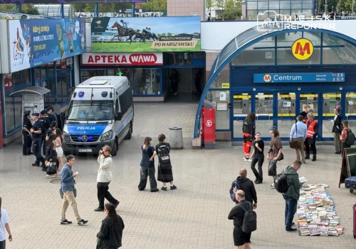 Policja zatrzymała 38-letniego obywatela Ukrainy, który wrzucił plecak na tory i sparaliżował metro