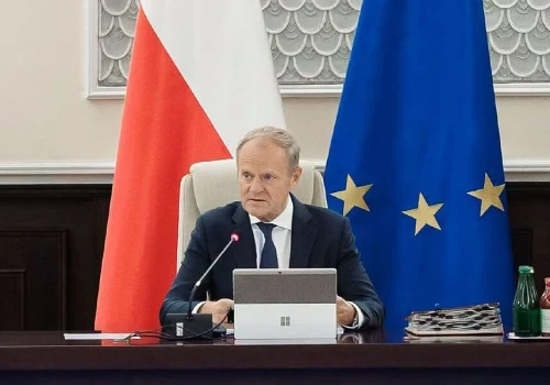 Premier: lekarze będą mogli zarobić nawet 76,8 tys. zł. Rząd wprowadza limity