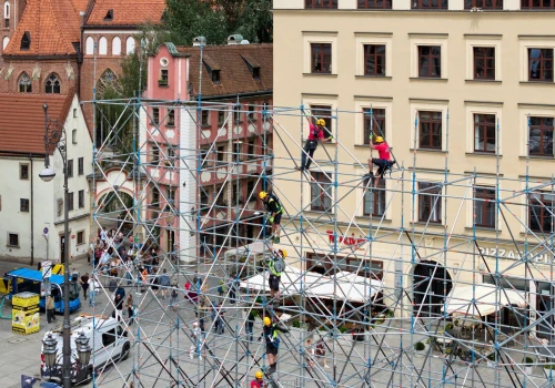Na wrocławskim rynku budują ogromną scenę. Co na niej zobaczymy?