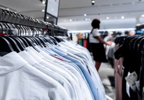 Ważna zmiana od 19 lipca. UE wprowadza zakaz niszczenia butów i ubrań