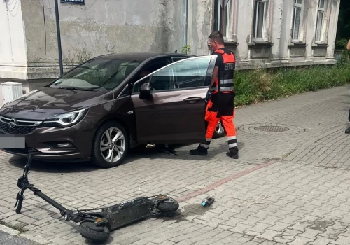 Wymusił pierwszeństwo na chodniku. 20-latek na hulajnodze w szpitalu