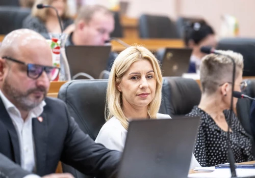 Żona marszałka, Agnieszka Geblewicz zarabia więcej niż jej szef. I (prawdopodobnie) powinna stracić mandat radnej