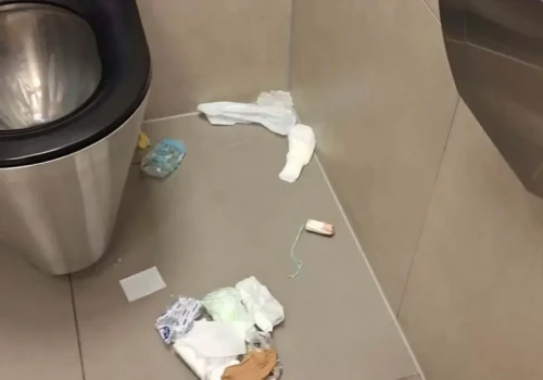 Toaleta w Rynku w tragicznym stanie. Burmistrz apeluje o szacunek