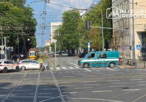 Walizka niewiadomego pochodzenia zostawiona na schodach pod MON-em. Żandarmeria Wojskowa dokonała sprawdzenia pirotechnicznego. Na czas akcji wyznaczono strefę bezpieczeństwa