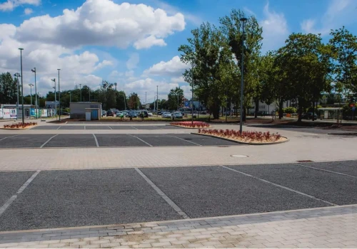 Gotowy nowy parking i węzeł przesiadkowy