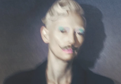 Moda, kino i przyjaźń. Wystawa Tildy Swinton trafi do Warszawy