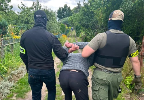 Stanął w obronie zaczepianego pasażera. Policjanci zatrzymali dwóch podejrzanych o napaść w poznańskim tramwaju