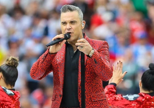 Burza po występie Robbiego Williamsa na finale mundialu. Internauci przekonani, że to narkotyki. Artysta zabrał głos