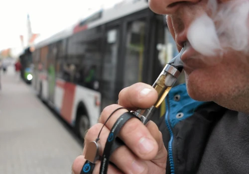 Koniec tanich e-papierosów. Rząd podnosi akcyzę. Co zrobi prezydent Karol Nawrocki?