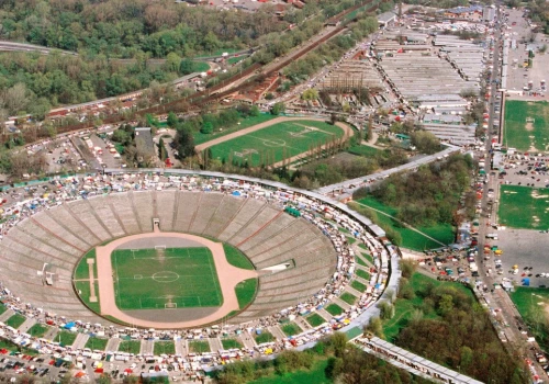 Od dawnej chwały do ortalionowego królestwa. O Stadionie Dziesięciolecia