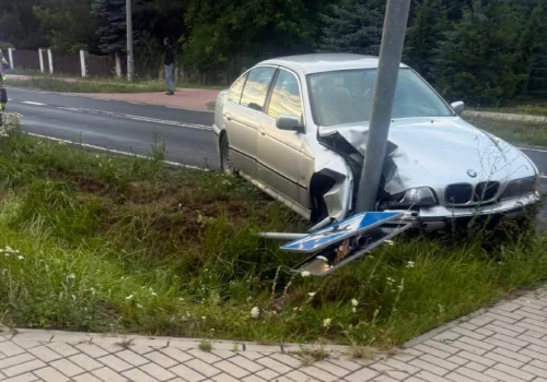 Wypadek na trasie Lublin – Łęczna. BMW uderzyło w słup