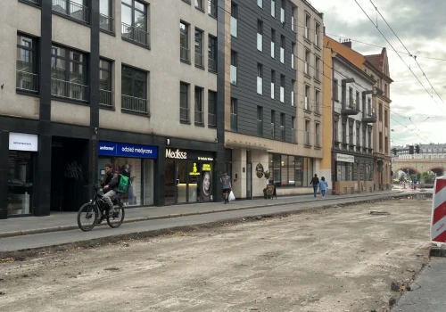 Przez remont torowiska Grzegórzki stanęły w korkach. Dlaczego objazd wyznaczono dla samochodów, a nie dla rowerzystów?