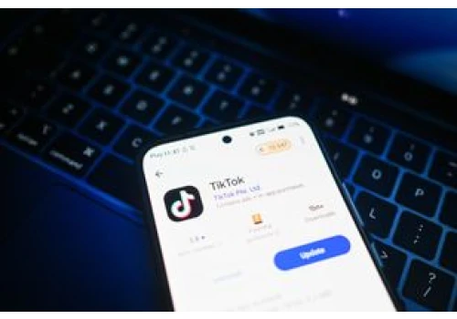 Raport NASK: TikTok manipuluje algorytmami we współpracy z Pekinem