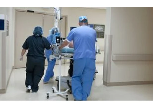 Szpital odwołał zaplanowane operacje. Teraz się tłumaczy
