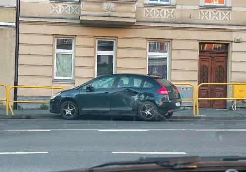 Utrudnienia na ulicy Wolności w Jeleniej Górze. Zderzenie ciężarówki z autem osobowym