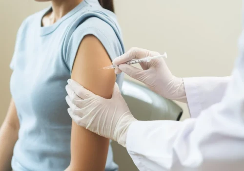 Szczepionka przeciw HPV powoduje niepłodność? Najbardziej szkodliwe mity o tym szczepieniu