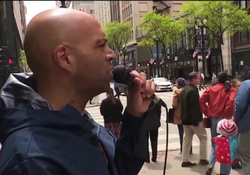 Artysta uliczny z Chicago aresztowany podczas występu przed Wrigley Building