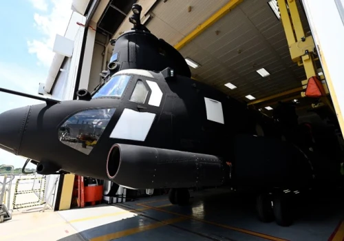 Pierwszy Boeing CH-47F Chinook Block II dla Wielkiej Brytanii wychodzi z cienia