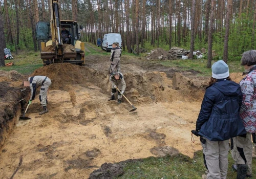 Ciała rzucone w nieładzie, ślady ciężkich urazów. Trwa drugi tydzień ekshumacji na Wołyniu