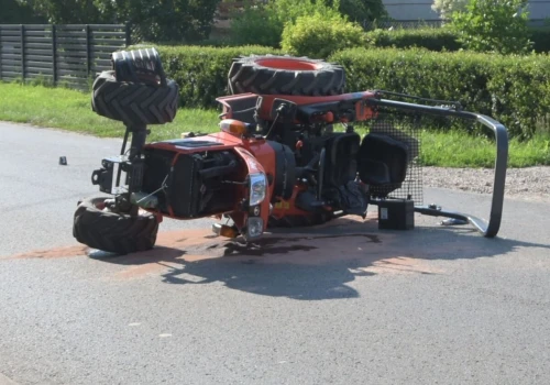Wypadek podczas skrętu. Ciągnik na boku, kierowca w szpitalu