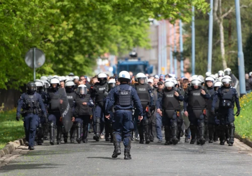 Płacą 7442 zł na rękę plus 1800 zł na mieszkanie. Do tego wiele dodatków
