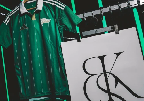 Lechia Gdańsk zaprezentowała nowe stroje na sezon 2026/27. Ruszyła sprzedaż koszulek