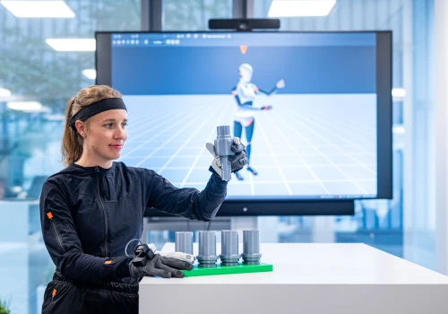 BMW zakłada czujniki i ubiera ludzi w sensoryczne rękawice. Celem: robotyka