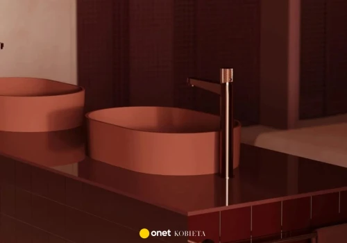 Ta umywalka w kolorze matowej terracotty to designerski sztos. Zmieni zwykłą łazienkę w projekt premium