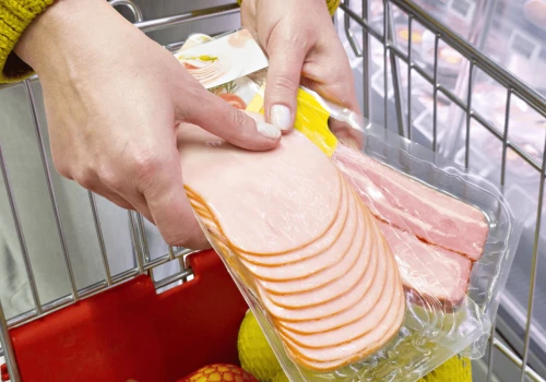 Główny Inspektor Sanitarny alarmuje. Groźna bakteria w szynce z marketu