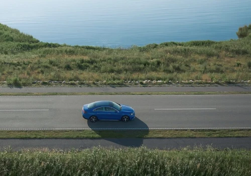 12 elektryków w teście. Mercedes i Tesla zdeklasowały rywali