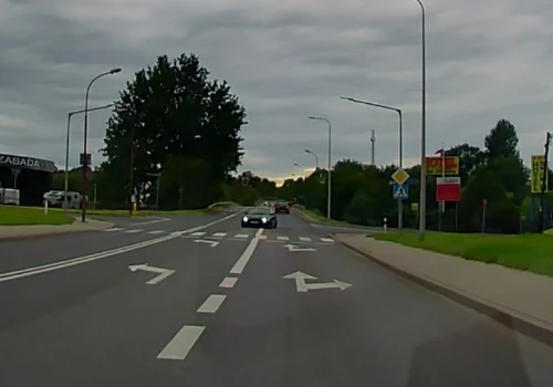 ​Popisy na skrzyżowaniu w Świdnicy. Wyjechał z Częstochowskiej w poślizgu