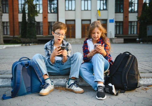 Francja wprowadziła zakaz social media dla dzieci. To pierwsze takie prawo w Europie