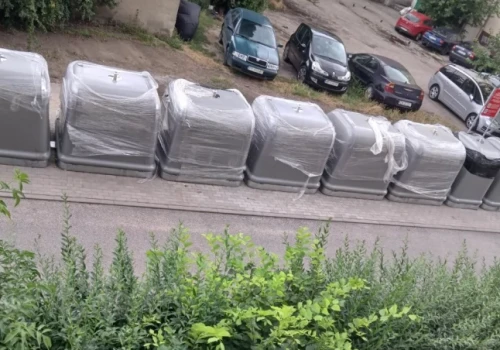 Postawili śmietniki pod oknami mieszkańców i odjechali. Sanepid nie widzi problemu