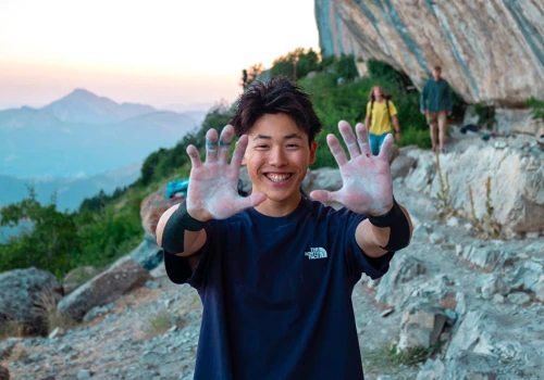 Walczak Satone Yoshida i rzadkie powtórzenie „Three Degrees of Separation” 9a+ Sharmy