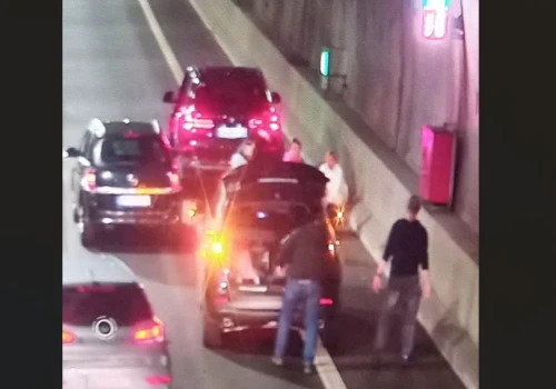Zasłabł za kierownicą w tunelu pod Świną. Nagranie pokazuje reakcję innych kierowców